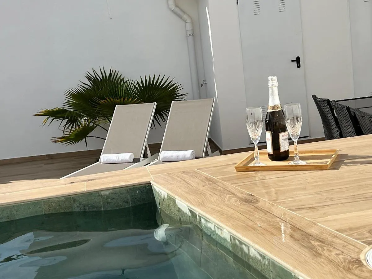 Karibu Beach & Pool ماربيا 0*,