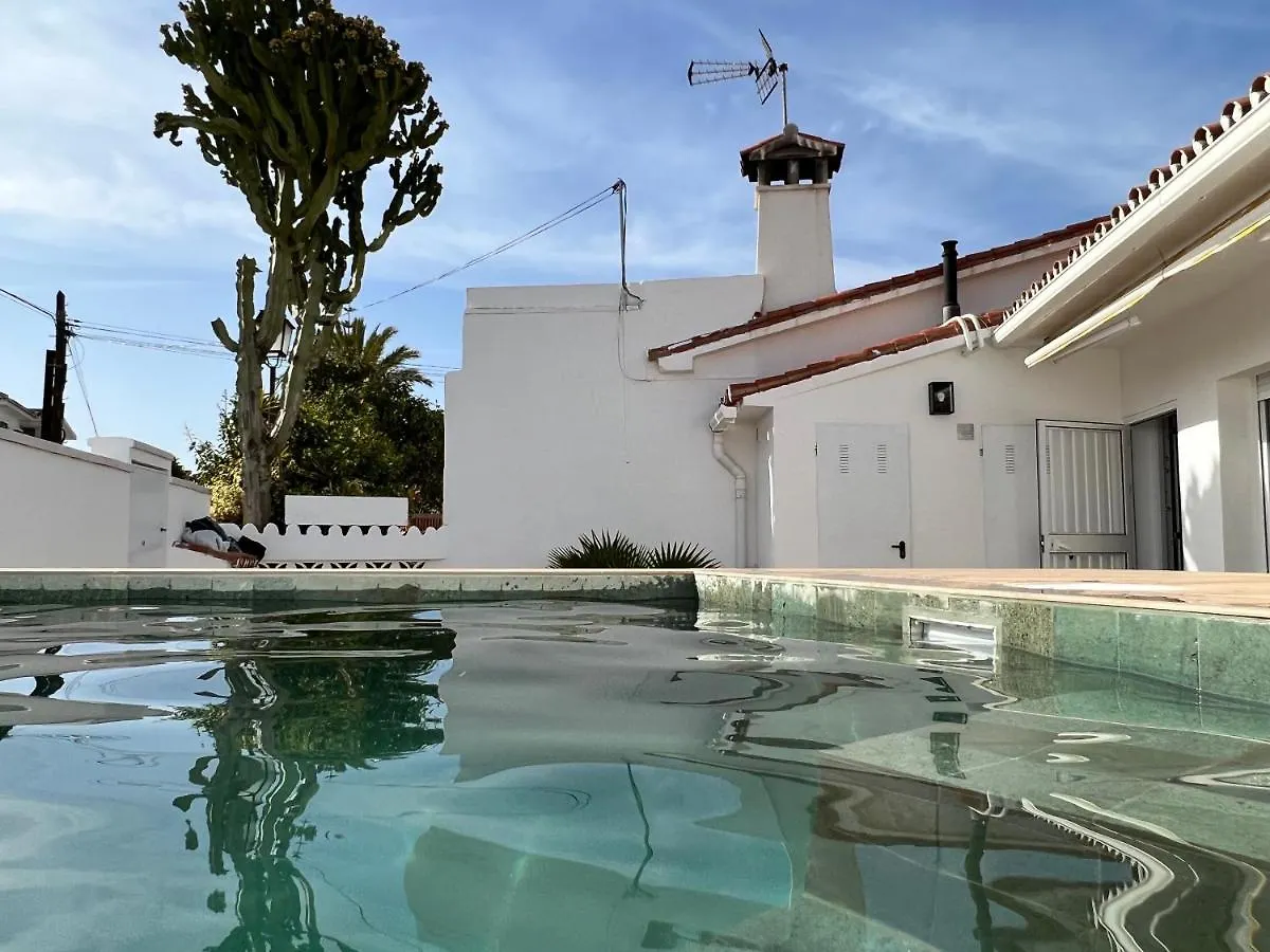 Karibu Beach & Pool ماربيا